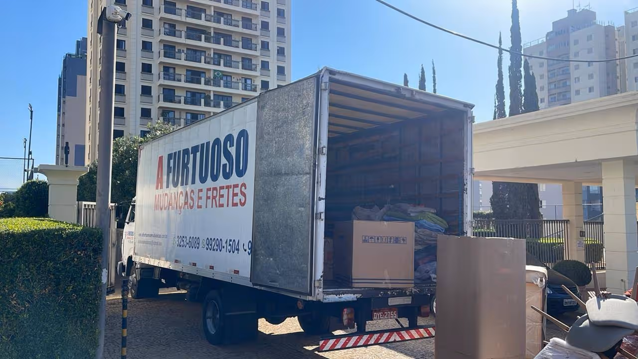 Caminhão da A. Furtuoso em operação de mudança