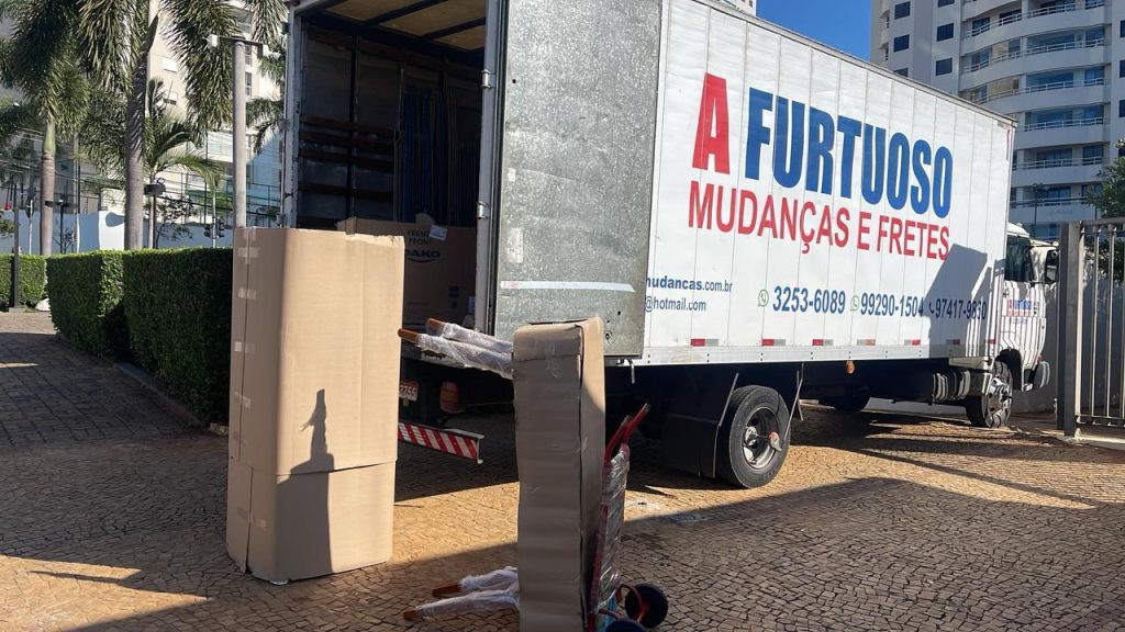 Caminhão da A. Furtuoso com caixas e móveis durante carregamento em Campinas