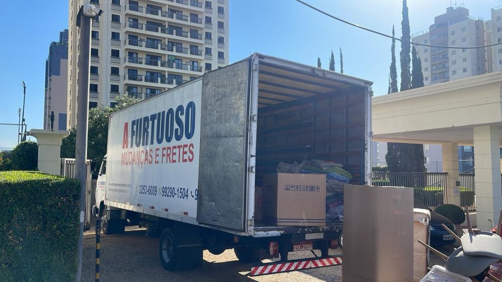 Caminhão da A. Furtuoso aberto e preparado para carregamento de mudança