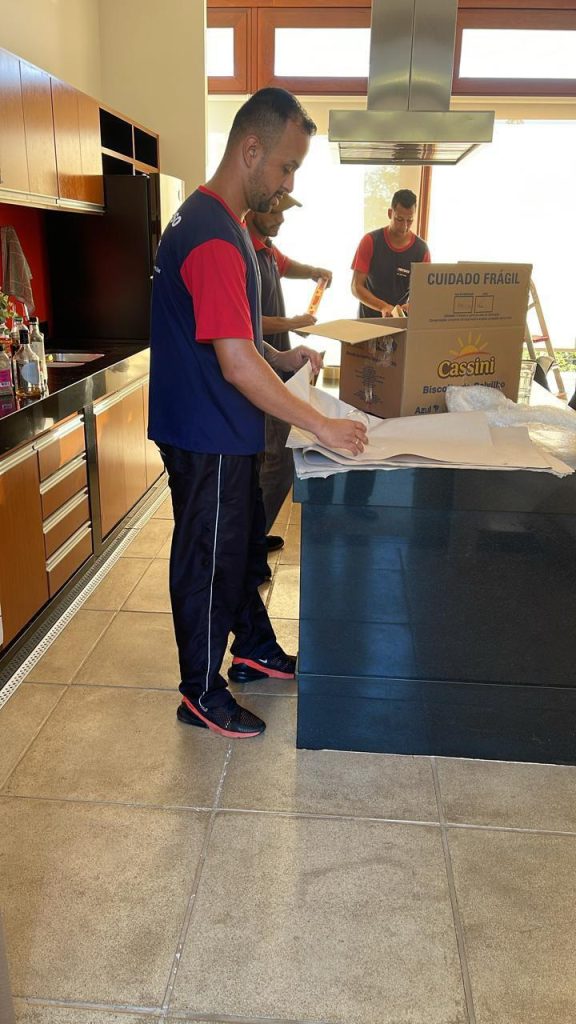 Equipe da A. Furtuoso preparando caixas e equipamentos para mudança