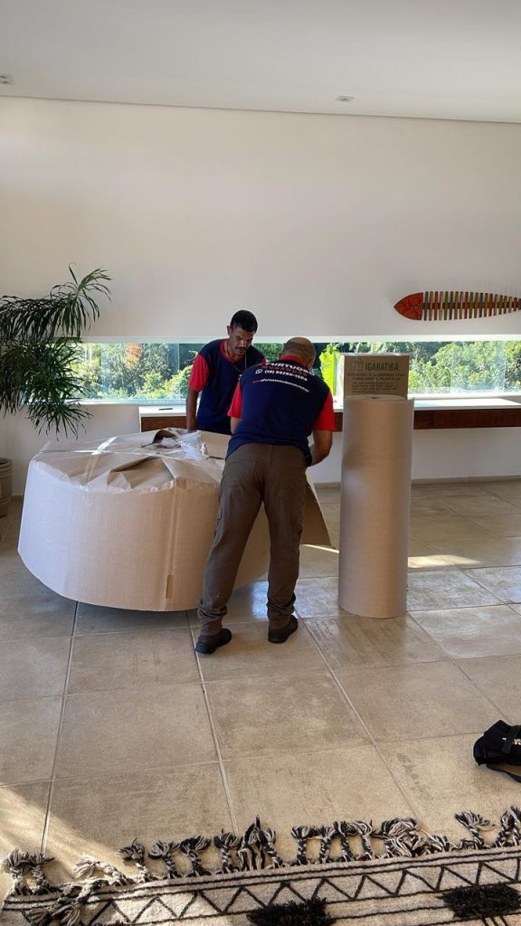 Equipe da A. Furtuoso preparando um móvel grande para uma mudança comercial