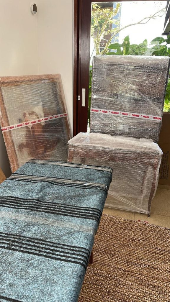 Móveis embalados com materiais de proteção para transporte pela A. Furtuoso