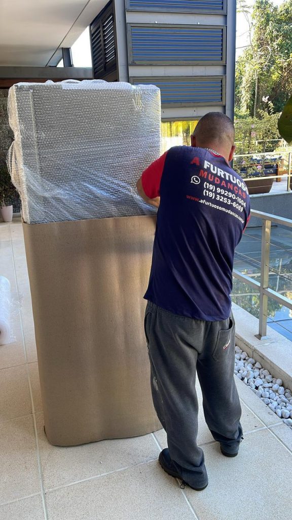 Móvel alto protegido com papelão, plástico bolha e filme antes do transporte